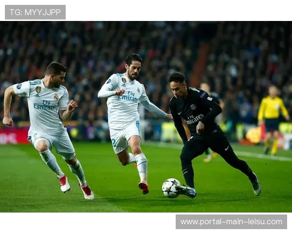 狼队球迷抗议球队表现，开场15分钟后才集体入场观赛